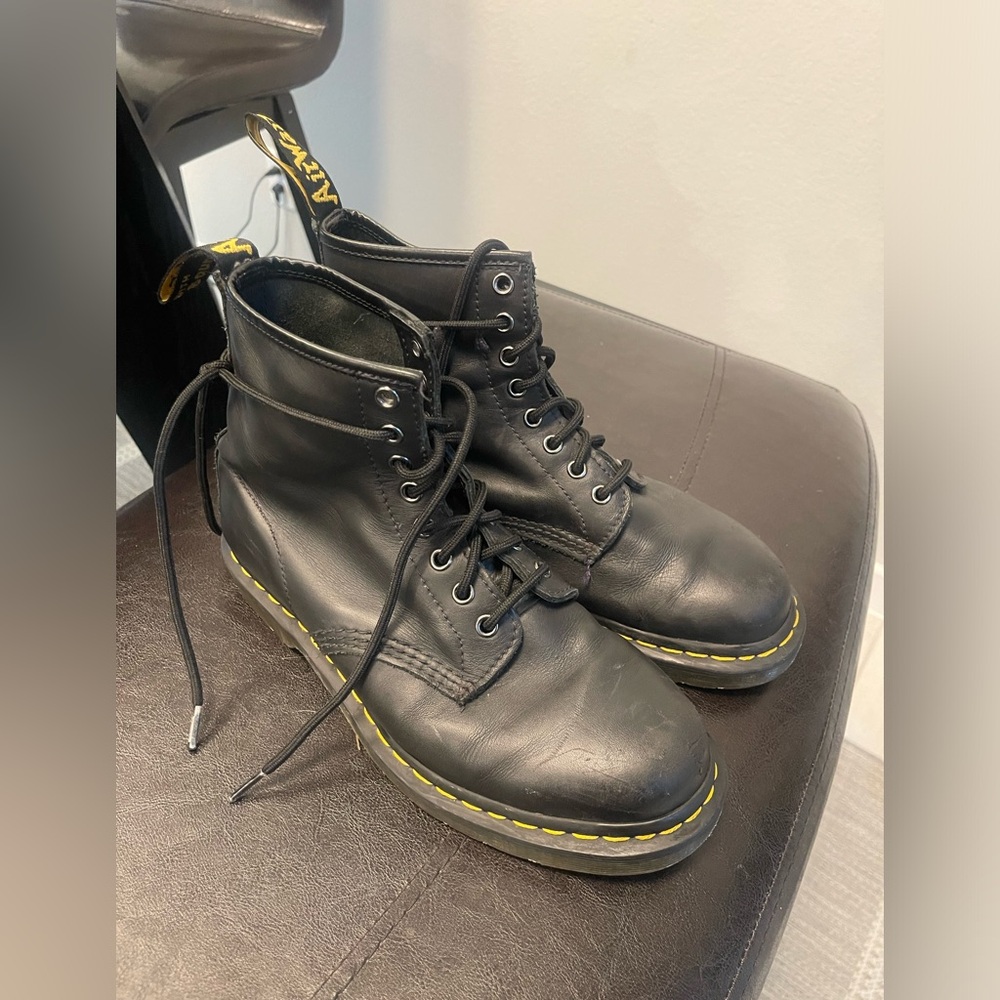 Dr Martens Black classic unisex lace up Boots Women  US 9